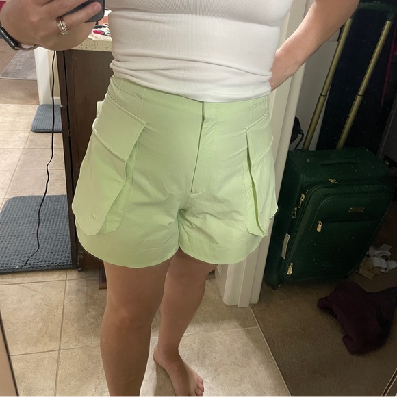 Lululemon Relaxed-Fit Super-High-Rise Cargo Short 4NWT size 10